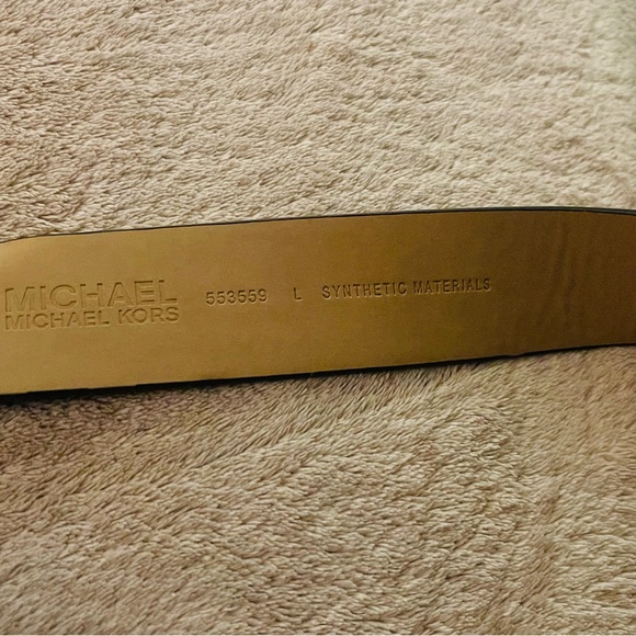 I have this beautiful belt for women size L original Michael kors - Picture 2 of 3